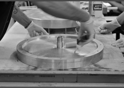 Laminazione delle ruote di Taurus del Team Policumbent: stampo lavorato al CNC e struttura a sandwich con carbonio esterno e PVC al centro.