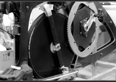 Laminazione delle ruote di Taurus del Team Policumbent: stampo lavorato al CNC e struttura a sandwich con carbonio esterno e PVC al centro.