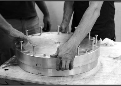 Laminazione delle ruote di Taurus del Team Policumbent: stampo lavorato al CNC e struttura a sandwich con carbonio esterno e PVC al centro.