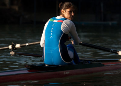 Imbarcazione da gara per vogatore, per canottaggio. Modello FLUIDO di Marcello Renna, vogatorice Caterina Tipanu.