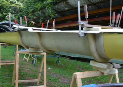Riparazione imbarcazioni da canottaggio. Empacher doppio spezzato: barca ricostruita, superficie stuccata e riverniciata.